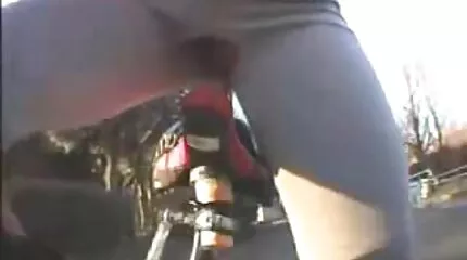 Blondie in blauw badpak oliën in haar kont en springt seks film gratis op een grote lul