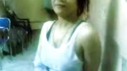 Brunette likt pik en zuigt ballen gratis lange seksfilms op mobiele camera