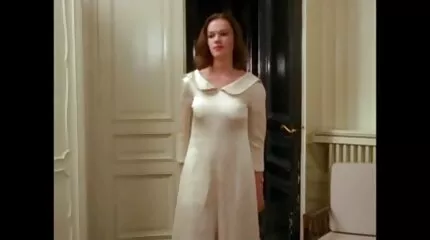 Ebony meisje in laundry kamer geniet neuken met vreemdeling lesbische seksfilm