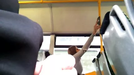 Zoete lesbische seks en oraal strelen gratis lange seksfilmpjes twee vriendinnen op de bank