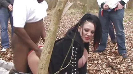 De man streelt het poesje van het meisje met zijn vingers en steekt free seksfilm haar lul