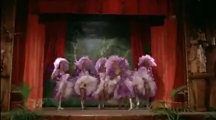 De lange seksfilms guy gently geneukt haar schoonheid rechts op de groene gazon