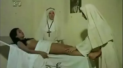 Verdorven lesbiennes in heldere kleren lesbische seksfilm likken hun spleten en sperma