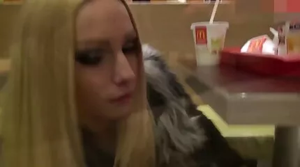 De buurman voldoet aan het lesbische seksfilm meisje met een stevige zuiger