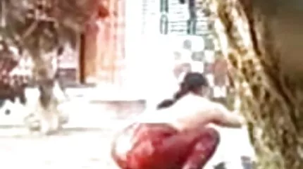 Twee tienerseksfilms gepassioneerde vriendinnen in visnetten op bed gearrangeerd lesbo