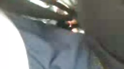 Een kale man vult de vagina lesbische seksfilms van een jonge slet met sperma