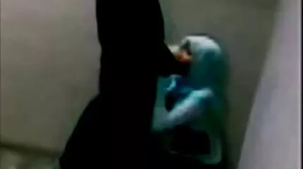 De man besloot gratis amateur seksfilms om vriendinnen kutjes te vergelijken en maakte een trio