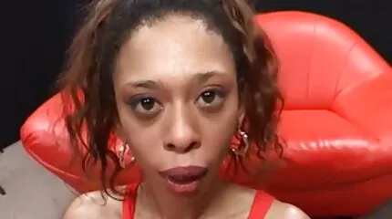 Blondine met bril neukt een gemaskerde man in verschillende poses en zuigt zijn lul gratis seksfilms