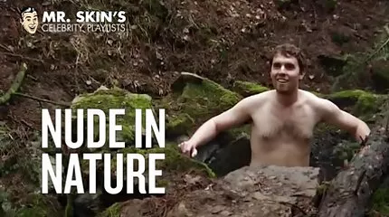 Verveeld meisje verheugt zich met een seksfilm gratis handjob met aanhankelijk kutje