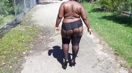 De mooie brunette gaf de coach een blowjob en neukte hem in verschillende posities na een partnerruil seksfilms klas ofoga