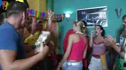 Jong paar gratis seksfilms kijken van liefhebbers op witte sofa having seks