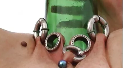 Jonge slet met harige kut geniet van seks met kaal gratis seksfilm