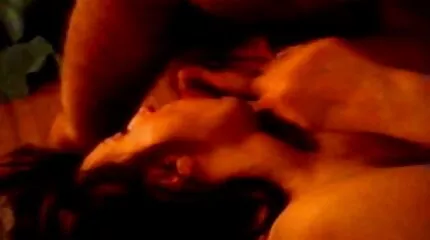 Roodharige en blonde vermaken een man met natte seksfilm gratis gaten