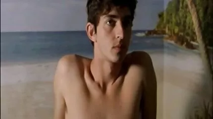 De buurman geeft gratis seksfilm een blowjob aan een schattige kerel en wordt geneukt in de tuin