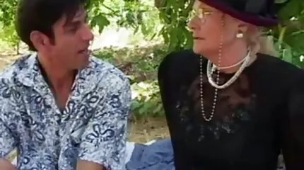 Brunette verwarmde de gratis seks film lul van de man met een nep-vagina en zoog hem