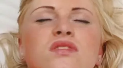 Twee vriendinnen tijdens Lesbische strelingen in de douche lik kontjes en steek vingers in de kont gratis seksfilm