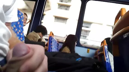 Aziatische babe is moe van het opladen en masturbeerde seksfilm gratis met een speelbal voordat hij met een man neukt