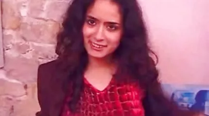 Twee vriendinnen hadden lesbische seks voor de eerste keer en lange seksfilms probeerden een anale neukbeurt