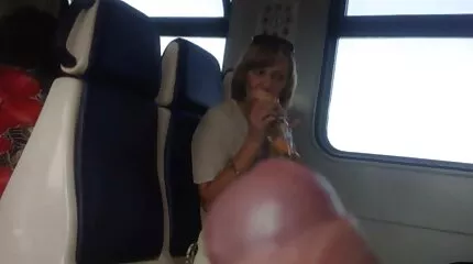 Meisje masturbeert kutje gratis seksfilms bekijken in slipje op balkon