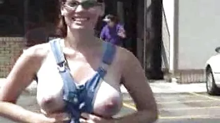 Skinn ragazza meisje hollandse seks films zuigt lul en rijdt naar krijgen een reward