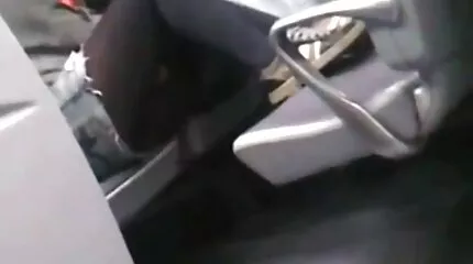 Jong lesbiennes zachtjes wrijven hun kutjes mooie seksfilms tegen elkaar