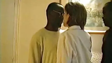 Lang legged oma seksfilm mulat kreunen van een sterk orgasme