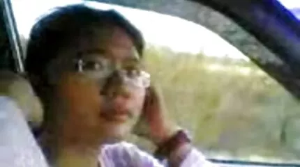 Getatoeëerd meisje gevuld lesbische seksfilms in Poesje door een speculum