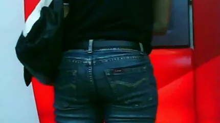 De blonde nam de grote pik van een zwarte man op de wang en reed de staaf met haar strakke oog youtube seksfilms