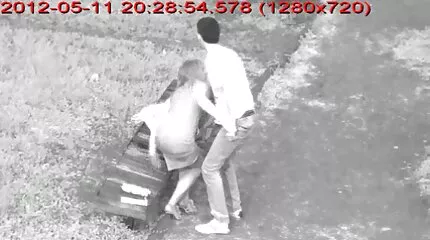 Lesbiennes in witte strings zitten op een witte gratis seksfilms bekijken bank en masturberen terwijl ze naar elkaar kijken