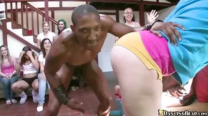 Totdat het meisje ziet dat de arabische seksfilms man het kutje van haar beste vriend slaat