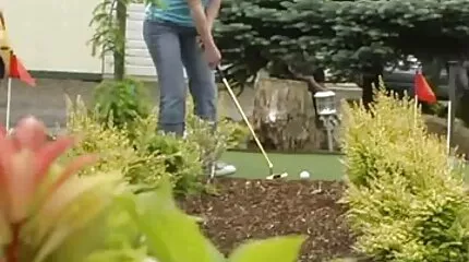 Cutie met een blinddoek heeft niet alleen een romantische seksfilm vriendin, maar ook een man in de kont