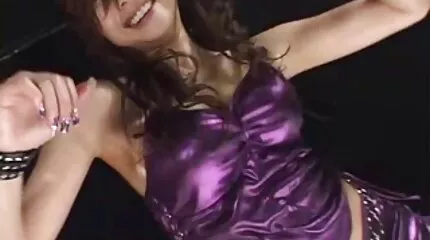 Jonge brunette na een gepassioneerde lesbische seksfilms kus zuigt de lul van een man en neukt hem in verschillende poses