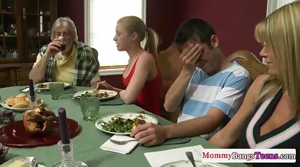 Gepompt donker-hued dude biedt zijn enorme man worst voor seksfilm gratis een oraal plezier vriendin