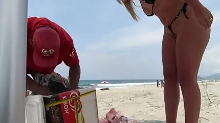 De man fries de schoonheid met de perfecte lichaam in de arabische seksfilms voorkant van de zelfgemaakte camera