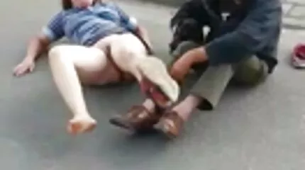 Sappige kont van een beste seksfilm jong blondine gedwongen een volwassen naar gebruik lul