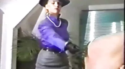 De blonde seksfilm gratis lag onder de echtgenoot van haar zus en maakte hem klaarkomen