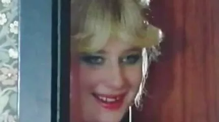 Meisje mooie seksfilms vroeg in de ochtend in de keuken streelt de pik van de koerier met geschoren kutje