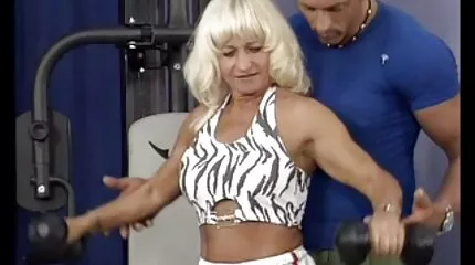 De bedrijfsdirecteur bracht de assistent thuis naar neuken zonder seksfilms kijken gondon in de seksuele spleet