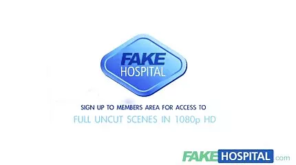 Mooi Blondine geneukt in verschillende poses in de seksfilms kijken badkamer