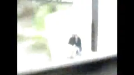 Mooie brunette met glazen bij Kerstmis neukt de Kerstman in verschillende gratis korte seksfilms poses