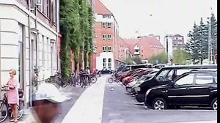 Jonge vrouw in badpak krijgt een orgasme van porren gratis seksfilms met een man