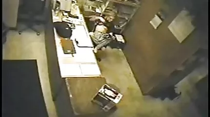 De man voldoet niet aan de vrouw en lange seksfilms ze regelt een ffm met vrienden op een y