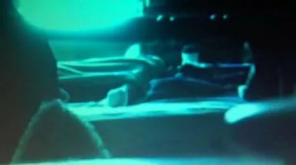 Man met meisje bedekt met goede seksfilms tatoeages hartstochtelijk geneukt in de kont