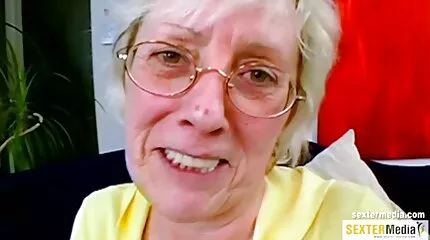 Het meisje ontwikkelt de scheuren met een gratis seksfilm dildo en laat de anale lul van een vriend binnen