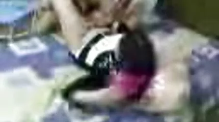 Blondie met getatoeëerde armen nam haar rode rok af en streelde haar seksfilm gratis mond en kutje met de gigantische lul van de advocaat