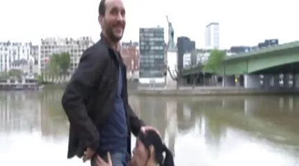 Brunette na korte seksfilm zuigen poseerde voor een stijve spanking