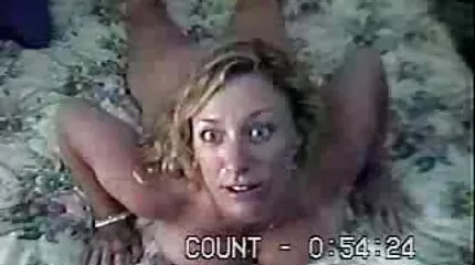 Heet gratis seksfilms lesbiennes uitgerekt gaten met speelgoed en geneukt in scissor pose