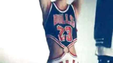 Twee pikken free seksfilm neuken een vagina van een helder meisje met Piercings