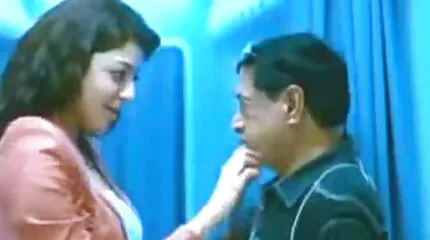 Hij porde het magere meisje in de gratis seks film strakke kut en vulde haar met verse room